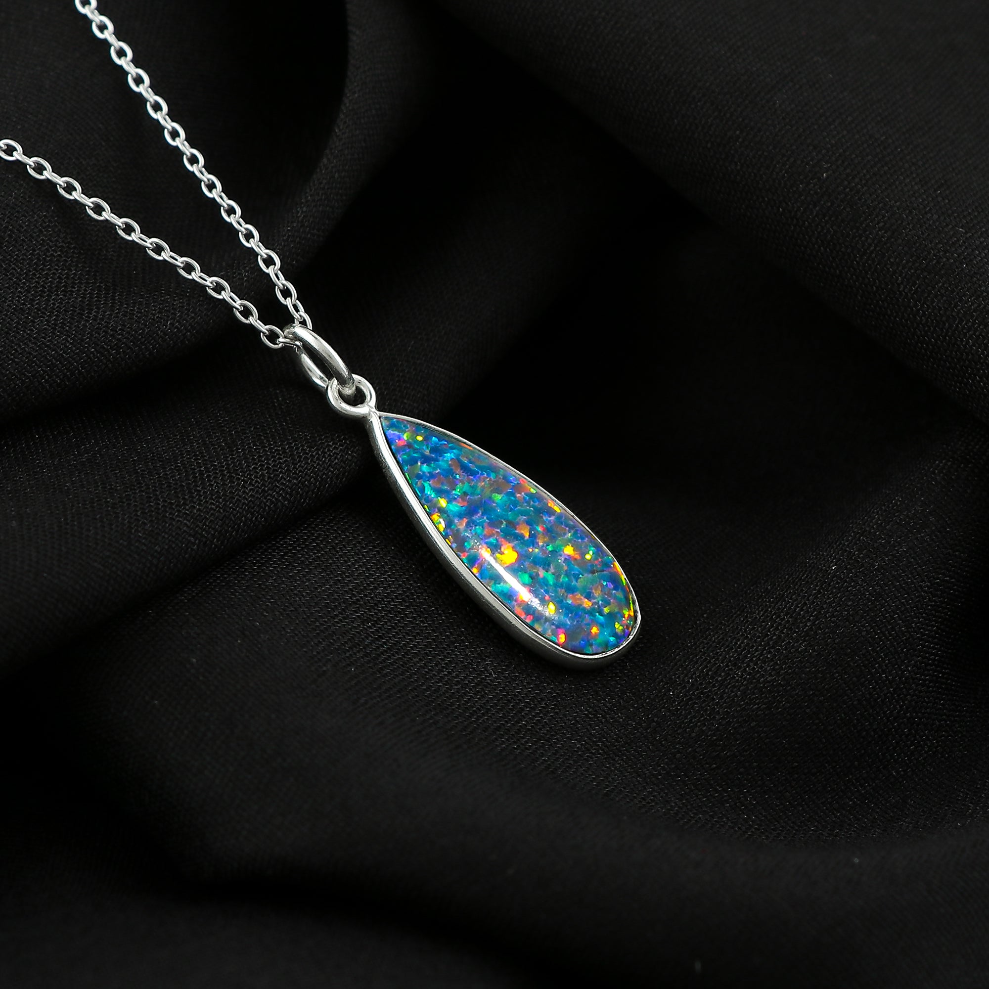 Luxury pendant with a 2.5 Ct Ethiopian Opal Gemstone polished in 925 Silver
