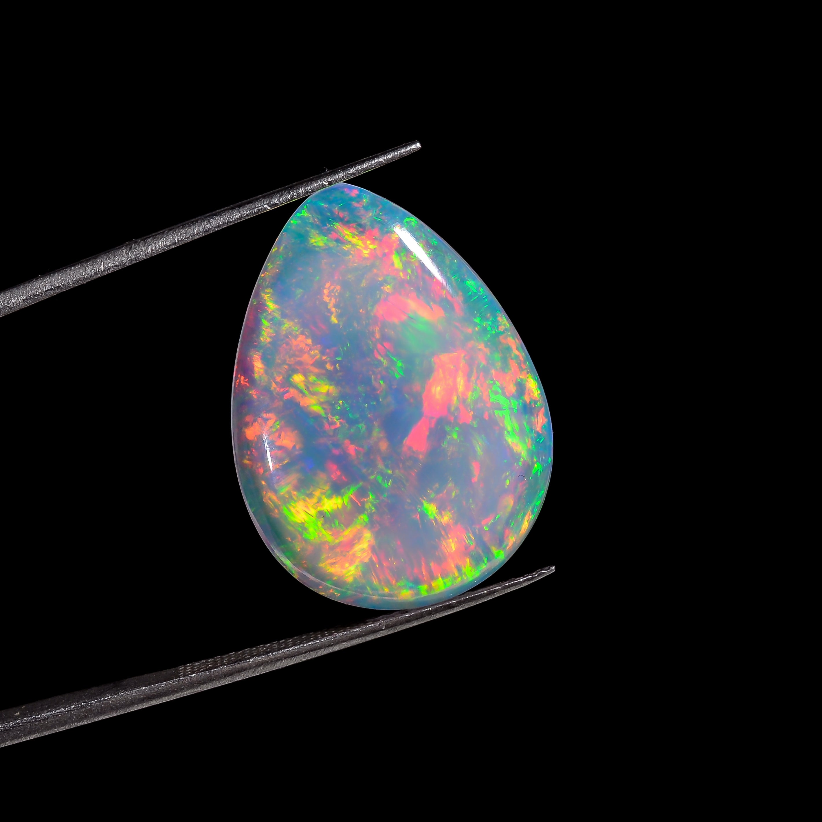 12 Cts Loose White Ethiopian Opal Pear-shaped stone 
